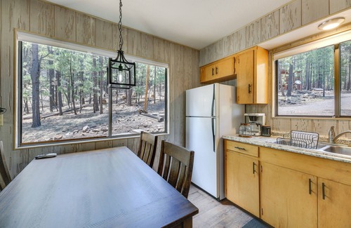 Greer Cabin | Cozy Greer Hideaway - Walk to the Colorado River!