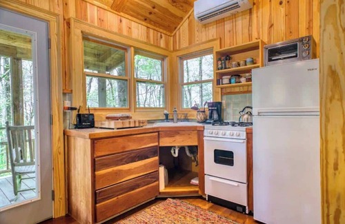 Chimney Rock Cabin | Cozy Guest Cabin Pet Friendly Secluded Peaceful