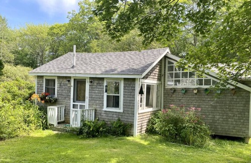 Cushing Cottage | Cozy Guest House in Midcoast Maine - Dock Access!