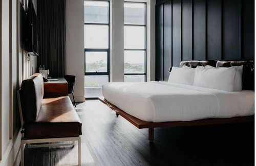 East Nashville Hotel | Cozy Guest House with Lounge, Rooftop Bar, and Social Spaces! Close to Airport