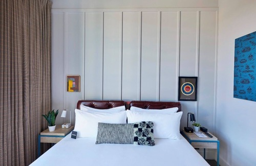 East Nashville Hotel | Cozy Guest House with Lounge, Rooftop Bar, and Social Spaces! Close to Airport