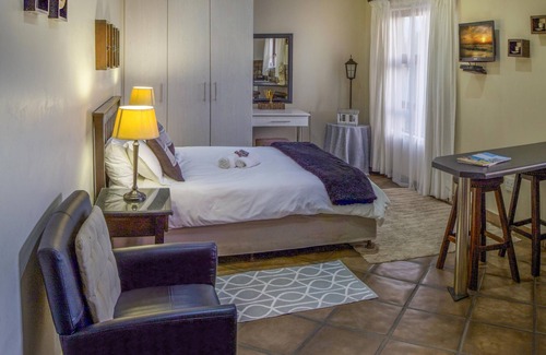 Humewood Bed & Breakfast | Cozy guest room with double bed, sofa bed and kitchen, near Port Elizabeth
