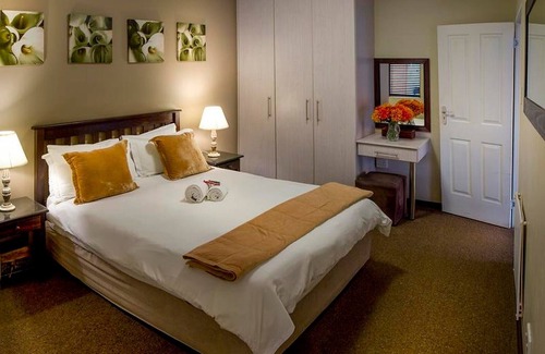 Humewood Bed & Breakfast | Cozy guest room with double bed and kitchen, near Port Elizabeth