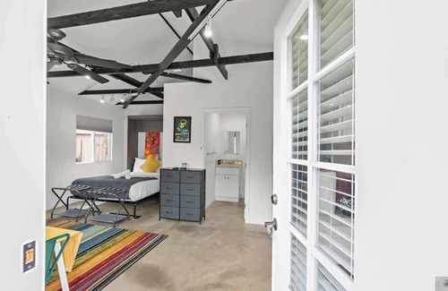Pico - Robertson House | Cozy Guest Suite with Kitchenette Prime Location