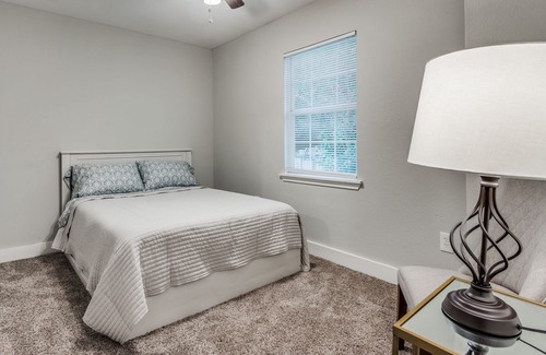 Pleasantville Area House | Cozy Guesthouse- 10 min from Downtown Houston!