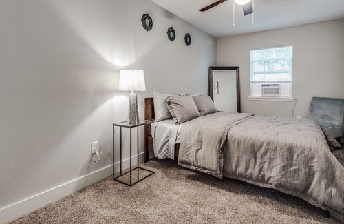 Pleasantville Area House | Cozy Guesthouse- 10 min from Downtown Houston!