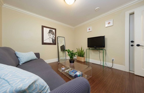 Vancouver South Apartment | Cozy Guesthouse Close to Mall & Skytrain