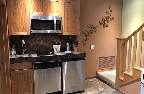 Newhall House | Cozy Guesthouse w pool and heated jacuzzi - Santa Clarita
