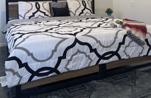 Riverside House | Cozy Guesthouse with king bed in Riverside!