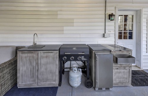 McDonough House | Cozy Haven Sleeps 3!