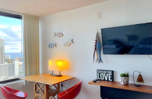 Waikiki Condo | Cozy Hawaiian Monarch Condo by RedAwning