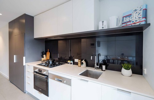 Hawthorn Apartment | Cozy Hawthorn Apt: Near Swinburne & Glenferrie Rd