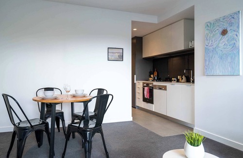 Hawthorn Apartment | Cozy Hawthorn Apt: Near Swinburne & Glenferrie Rd