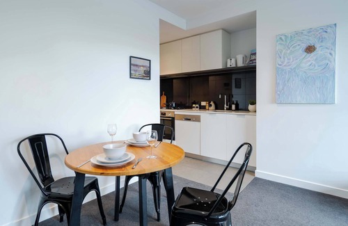 Hawthorn Apartment | Cozy Hawthorn Apt: Near Swinburne & Glenferrie Rd