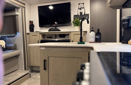 Spring Branch RV Rental | Cozy Hill Country Bear Retreat
