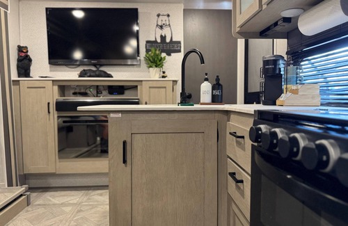 Spring Branch RV Rental | Cozy Hill Country Bear Retreat