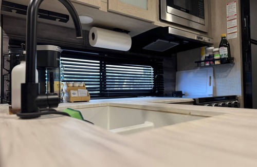 Spring Branch RV Rental | Cozy Hill Country Bear Retreat