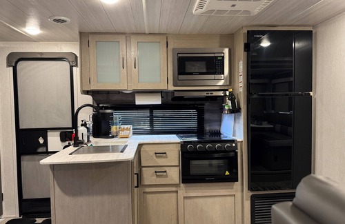 Spring Branch RV Rental | Cozy Hill Country Bear Retreat
