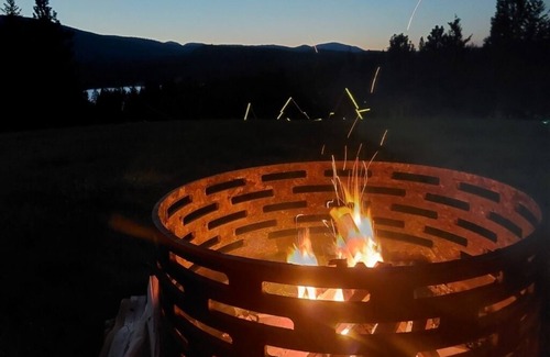 Rexford Cabin | Cozy Hill Top Hideaway loft with Koocanusa lake views and cove