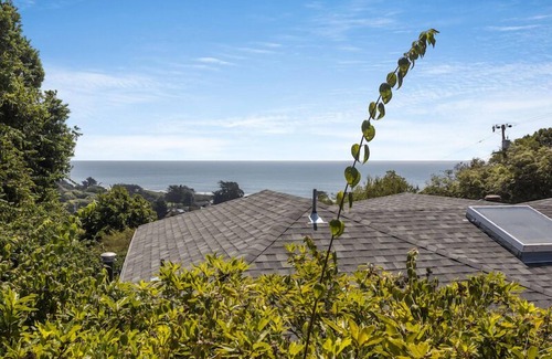 Stinson Beach House | Cozy Hillside Cottage with Fenced Garden