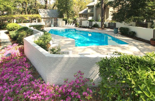 Beach Lagoon Condo | Cozy Hilton Head townhome with shared pools within a short distance of beaches
