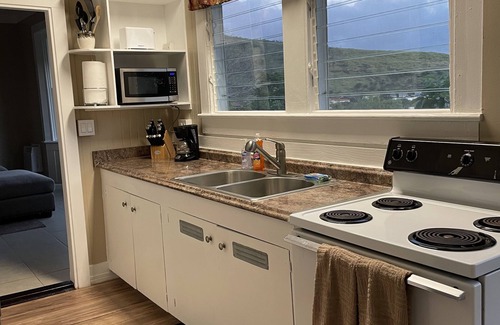 Manoa House | Cozy historic home in Manoa Valley, view of Diamond Head, walk to UH