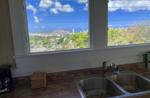Manoa House | Cozy historic home in Manoa Valley, view of Diamond Head, walk to UH