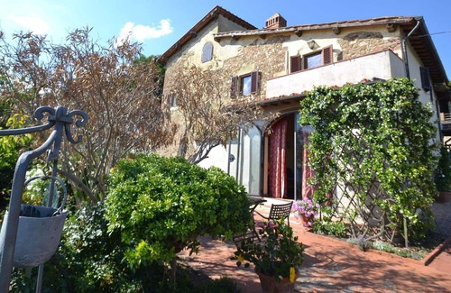 Magliano House | Cozy Holiday Home in Tavarnelle Val di Pesa with Shared Pool