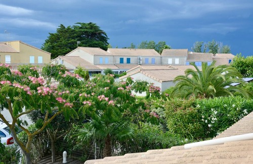 Portiragnes-Plage House | cozy holiday home, comfortable with air conditioning and located by the sea!
