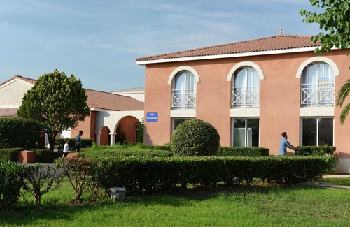 Salleles-d'Aude Villa | Cozy holiday home with terrace surrounded by vineyards