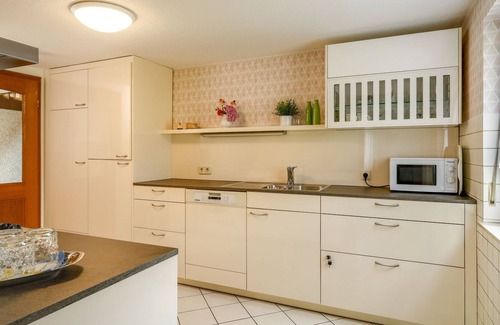 Meckenbeuren House | Cozy Holiday Home “Ferienhaus Seifried” near Lake Constance