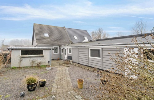 Akirkeby Villa | Cozy holiday home with lots of charm