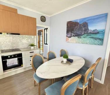 Cannon Hill House | COZY Holiday House just 15 mins from Brisbane City next to Train Station