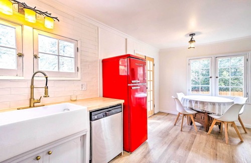 Wrightwood House | Cozy Home, 1/2 Mi to Downtown, 4 Mi to Hikes!
