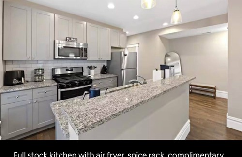 Central West End Apartment | Cozy Home-Away From Home CWE near Uni, Hospital, foods+