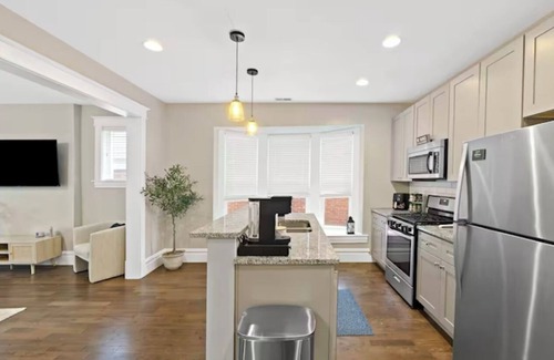 Central West End Apartment | Cozy Home-Away From Home CWE near Uni, Hospital, foods+