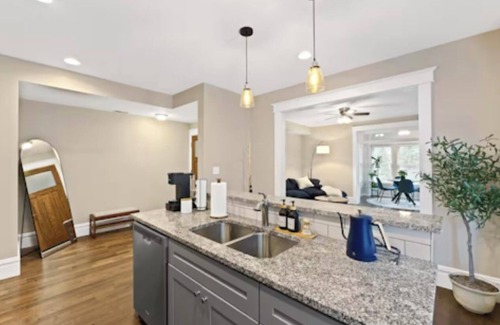 Central West End Apartment | Cozy Home-Away From Home CWE near Uni, Hospital, foods+