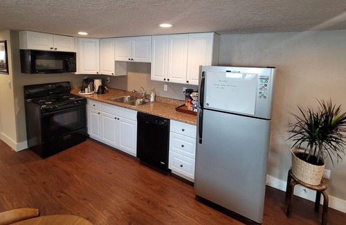 North Logan House | Cozy “Home Away From Home” 1 Bedroom basement Suite w Full Bathroom & laundry