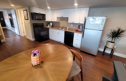 North Logan House | Cozy “Home Away From Home” 1 Bedroom basement Suite w Full Bathroom & laundry
