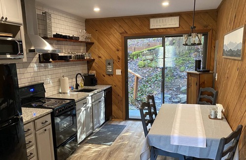 Mill Ridge House | Cozy Home Between Boone and Banner Elk Skiing / Tubing / Hiking / App State