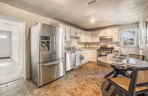 West Old Town House | Cozy Home | Big Yard | Newly Renovated