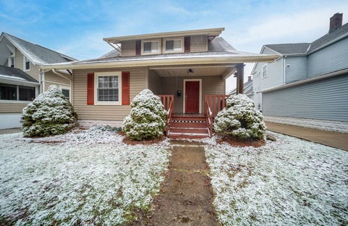 Barberton House | Cozy Home Close to Cuyahoga, Portage Lakes, University, and Hospital