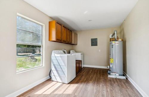 Gonzales House | Cozy home close to it ALL