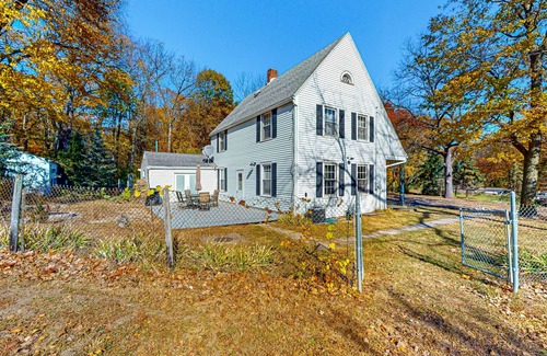 Holcomb House | Cozy home close to lake with patio, porch, W/D, AC, & games