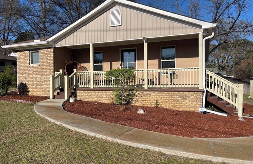 Douglasville House | Cozy Home Downtown- easy access to Greystone Amphitheater, ATL Airport, 6 Flags+