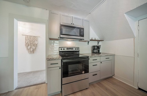 Appleton House | Cozy Home Fenced Yard Fully Furnished in Quite Neighborhood