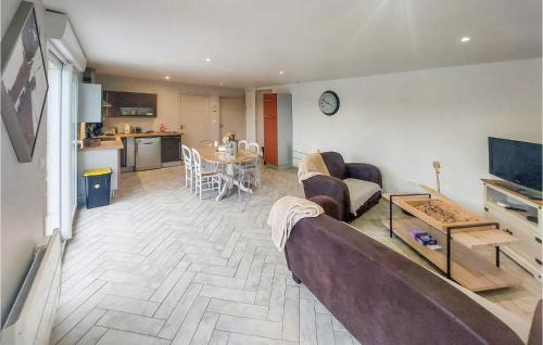 Carly House | Cozy Home In Carly With Kitchen