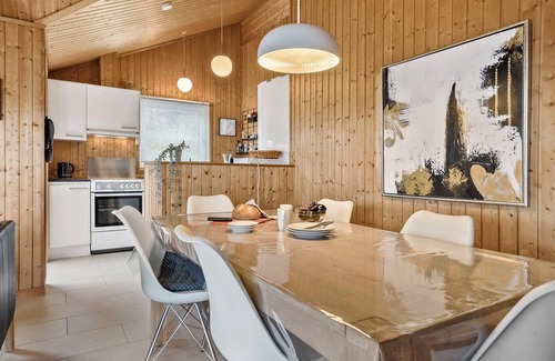 Lyngsbæk Strand House | Cozy home in Ebeltoft with sauna