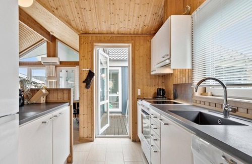 Lyngsbæk Strand House | Cozy home in Ebeltoft with sauna