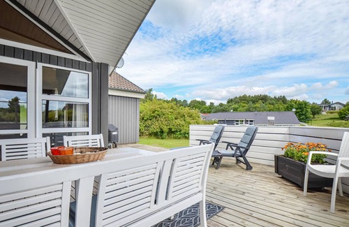Lyngsbæk Strand House | Cozy home in Ebeltoft with sauna